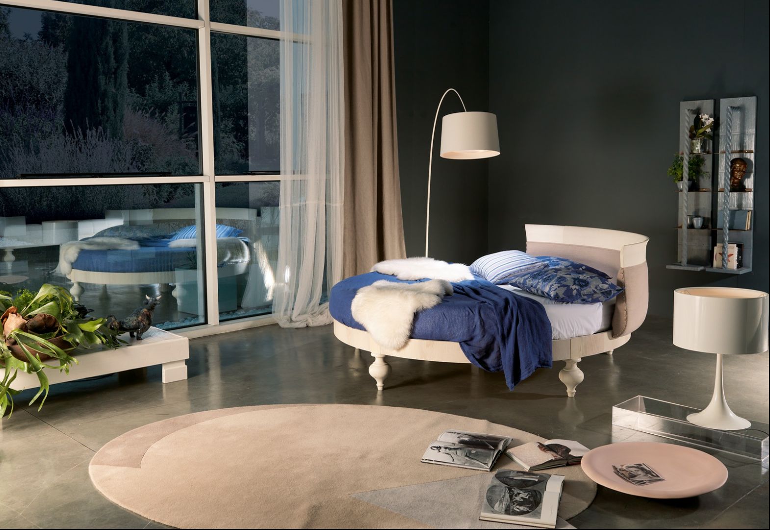 Białe łóżko w sypialni i ciemna, niebieska pościel to dobre zostawienie. Fot. Marchetti