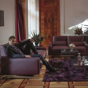 Sofa "Ballata" tapicerowana skórą. Zestaw wypoczynkowy, w skład którego wchodzą: kanapy 2- i 3-osobowe, podnóżek i fotele. Fot. Kler