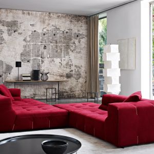 Krwisto czerwona sofa z wyjątkowo szerokim siedziskiem. Fot. B&B Italia