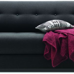 Sofa Stockholm z funkcją spania, marki BoConcept, to ciekawe i jednocześnie proste rozwiązanie i zamiennik łóżka.
Fot. BoConcept
