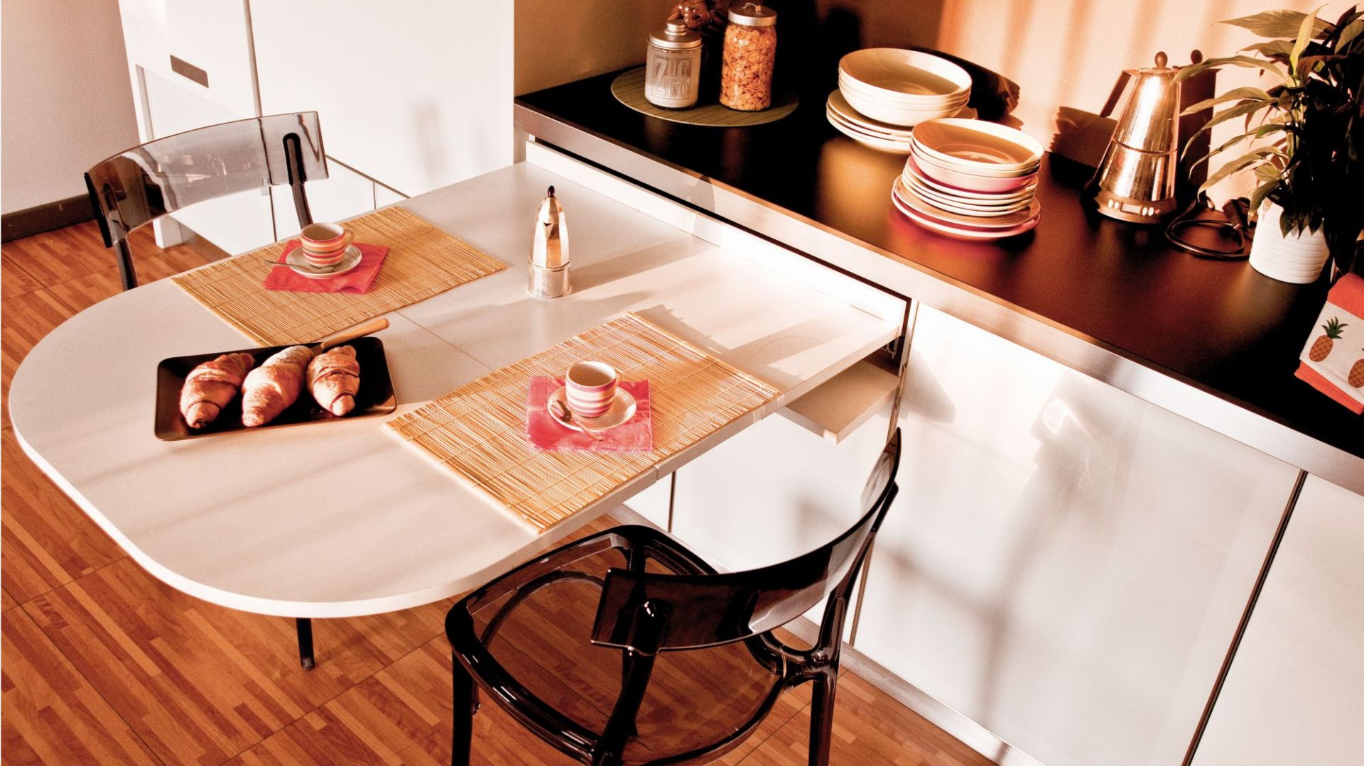 Stół w małej kuchni - pomysłowe rozwiązania