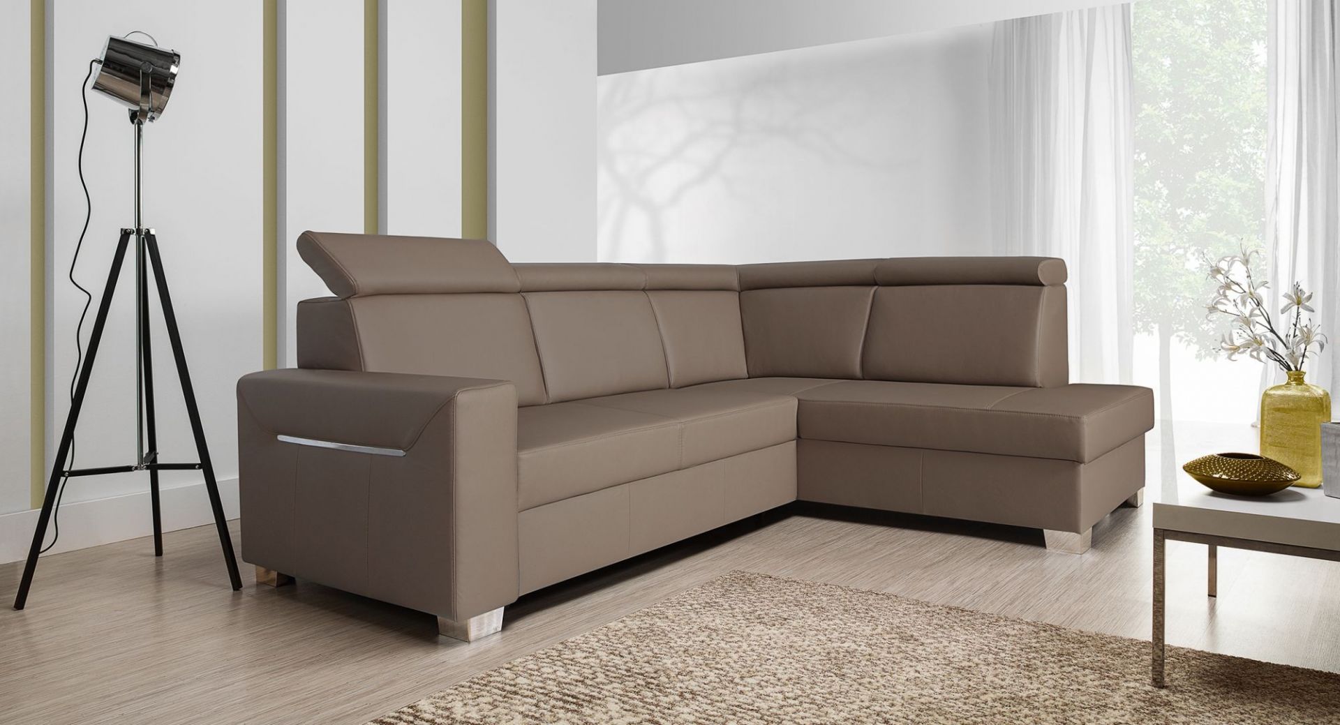 Sofa Focus to proste, geometryczne kształty i funkcjonalność. Ozdobna, chromowana listwa umieszczona na boku mebla podkreśla jego nowoczesny wygląd. Ruchome zagłówki i funkcja spania podnoszą wygodę codziennego użytkowania. Fot. Wajnert Meble