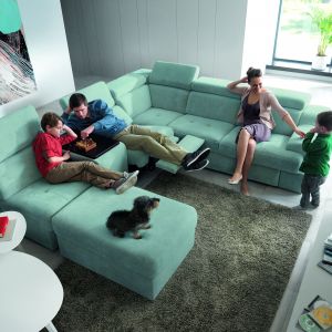 Narożnik "Belluno", marki Gala Collezione to idealna sofa dla całej rodziny. Dzięki funkcji rozkładania w dzień jest wygodnym meblem wypoczynkowym, zaś w nocy komfortowym łóżkiem.
Fot. Gala Collezione