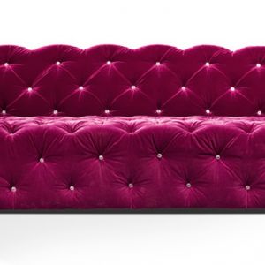 Sofa Marilyn marki Bretz to nowoczesne podejście do sofy chesterfield. Pikowana diamentowymi dżetami i tapicerowana tkaniną w soczystym, różowym kolorze, stanowi idealne uzupełnienie kobiecego salonu. To dobry wybór dla kobiet z charakterem. Fot. Bretz