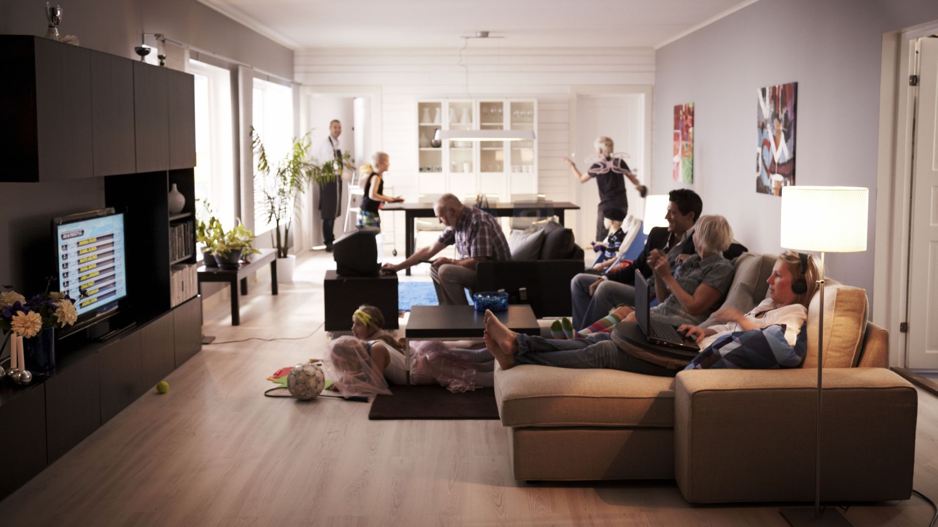 Sofa KIVIK to idealne rozwiązanie do salonu dla dużej rodziny.
Fot. IKEA