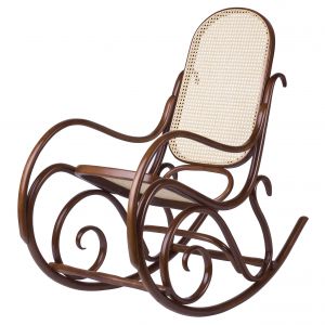 "BJ-9816" to klasyczny, wykonany z giętego drewna fotel bujany proponowany przez firmę Fameg. Fot. Fameg