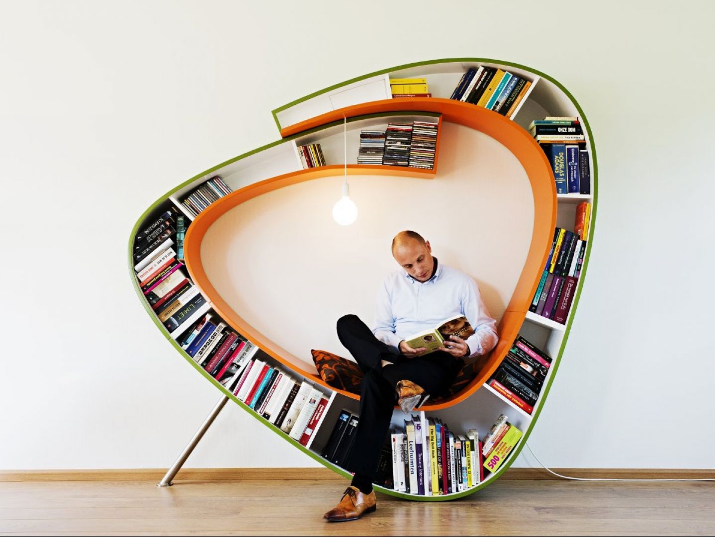 Nietypowa półka na książki wraz z siedziskiem, to na pewno dobry pomysł na designerki mebel w domu. Modern Living, Fot. EveryDayDesignForLife