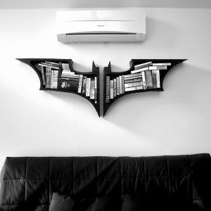 Etsy, sprzedawca Fahmi Sani wymyślił kilka projektów opartych na filmach Christophera Nolana. Półka na książki w kształcie symbolu Batmana. 
Fot. Fiction Furniture