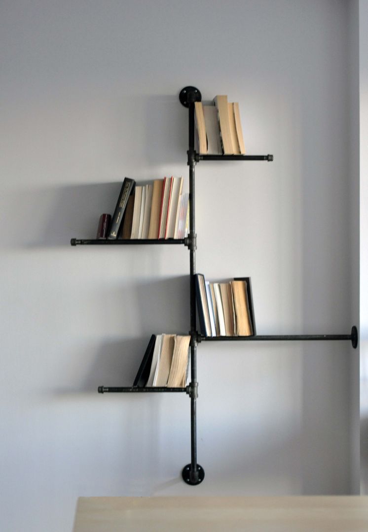 Larklinen bookshelf, nietypowa półka na książki, wykonana na stelażu z metalowych rurek
Fot. Archiwum