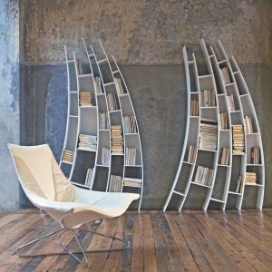 Surrealistyczna biblioteczka Primo Quarto, zaprojektowana przez Giuseppe Vigano, składa się z wewnętrznych i skośnych półek -  przegród, które tworzą zakrzywioną linię, ze zdecydowanie harmonijnym efektem. Materiał: matowe białe lakierowane drewno.
Fot. Saba Italia