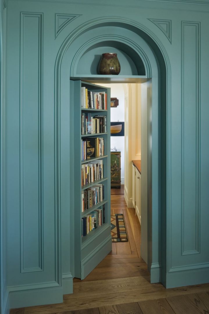 Sekretne, eleganckie drzwi z półkami na książki, zaprojektowane przez Peter Pennoyer Architects
Fot. Archiwum