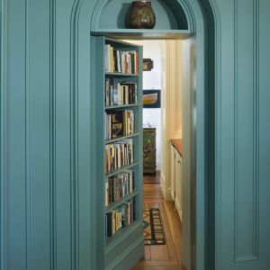 Sekretne, eleganckie drzwi z półkami na książki, zaprojektowane przez Peter Pennoyer Architects
Fot. Peter Pennoyer Architects