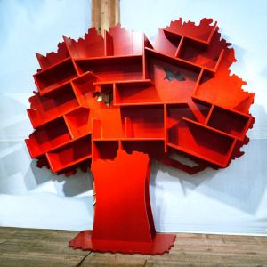 Czerwone półki na książki, w kształcie drzewa. Dostępne są również inne kolory. Fot. Mathy by Bols
