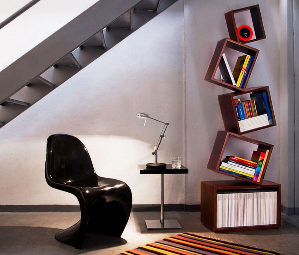 Nietypowa półka na książki MALAGANA – EQUILIBRUM, projektu Alejandro Gomez
Fot. Malagana Design