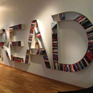 Półka na książki "Read" w szwedzkim składzie Nordiska Kompaniet w Sztokholmie
Fot. Nordiska