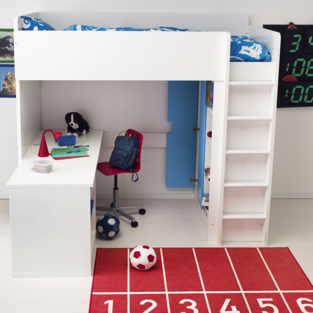 Łóżko na antresoli a pod nim biurko to dobre rozwiązanie do niewielkich pokoi. Fot. IKEA