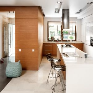 Drewno w kuchni może stanowić dobrą bazę do kolorystyki reszty mieszkania. Propozycja firmy Zajc Kuchnie. Fot.  Zajc Kuchnie