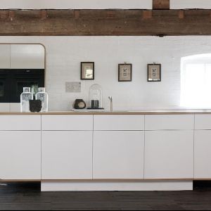 "Air Kitchen" to typowa kuchnia w stylu minimalistyczna. Jej surowa bryła została ocieplona naturalnym drewnem blatu. Fot.  devolkitchens.co.uk