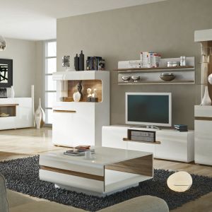 Białe meble do salonu "Linate" marki Wójcik, to stylowe połączenie bieli z charakterystycznym elementem w kolorze drewna.
Fot. Wójcik