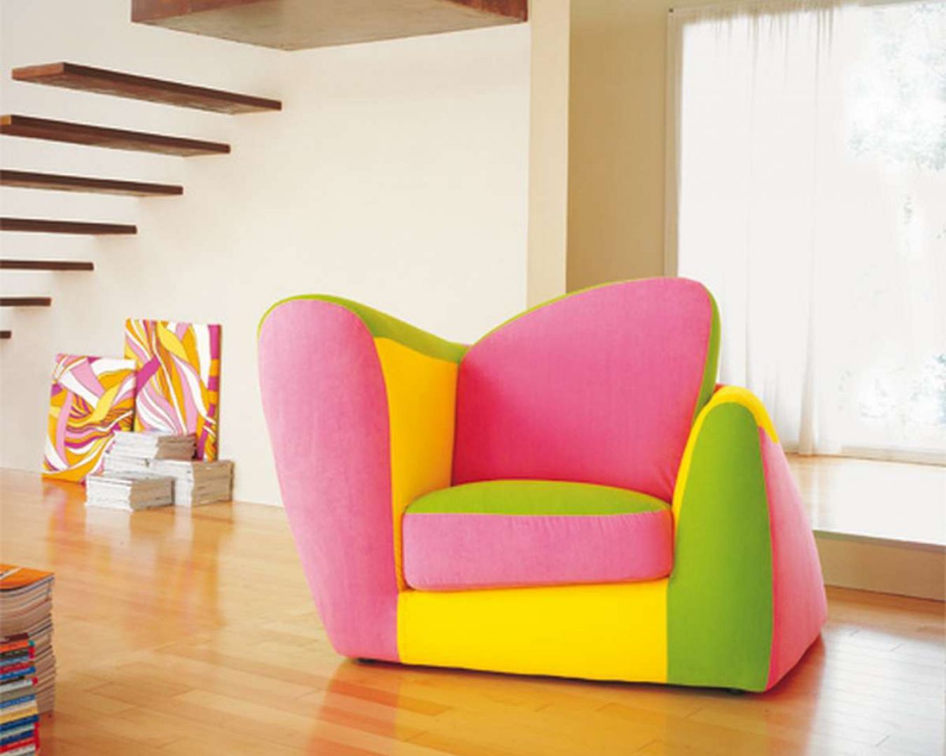 Kolorowy fotel w jaskrawych i ciepłych barwach, to idealny mebel do pokoju dziecięcego, a nawet nowoczesnego salonu
Fot. Archiwum