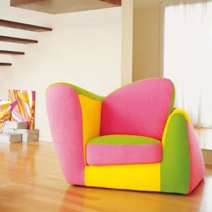 Kolorowy fotel w jaskrawych i ciepłych barwach, to idealny mebel do pokoju dziecięcego, a nawet nowoczesnego salonu
Fot. Archiwum
