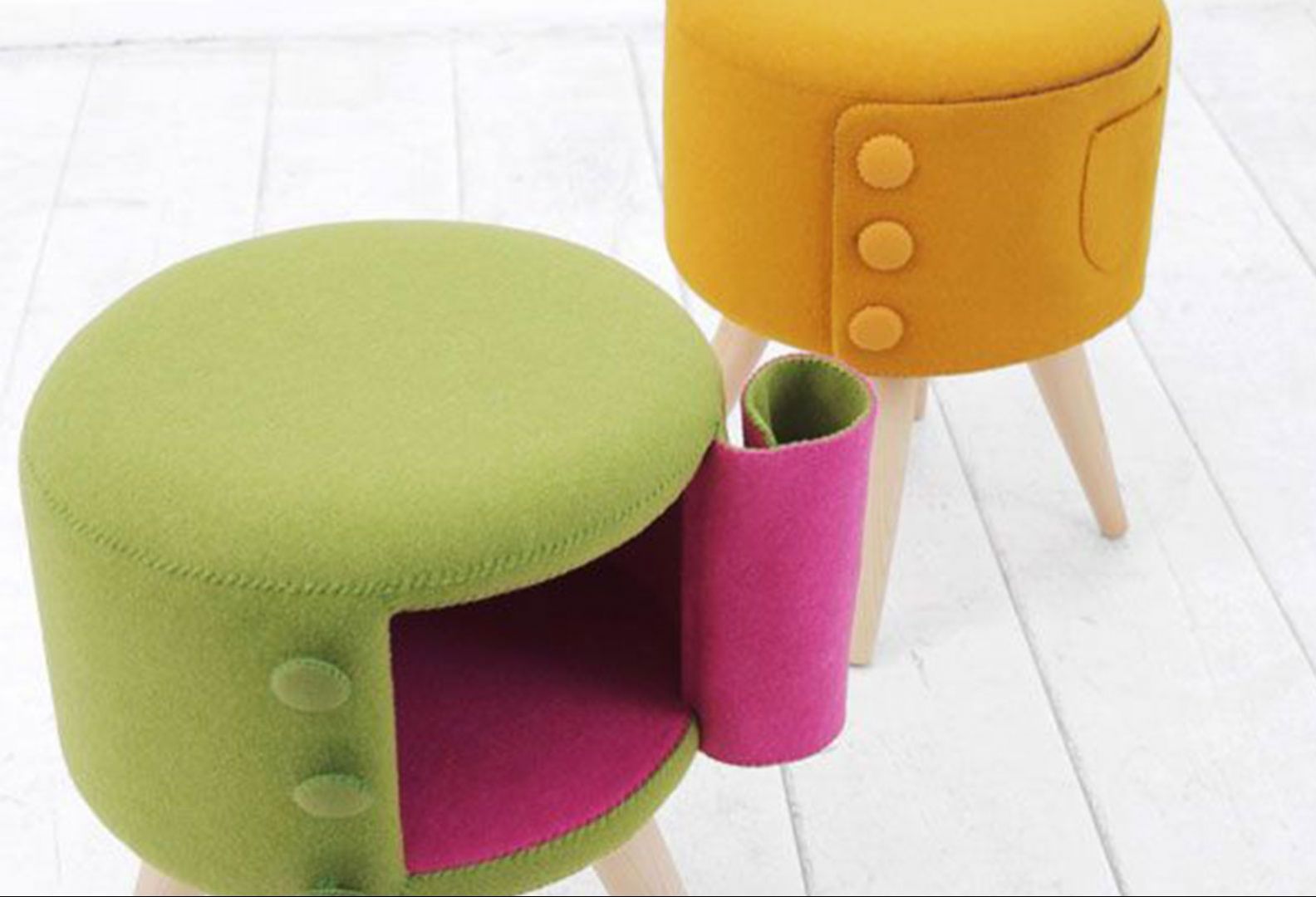 Filcowane mebelki w postaci krzeseł ze schowkiem firmy Kam Kam Furniture
Fot. Kam Kam Furniture
