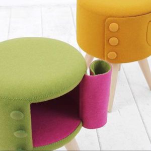 Filcowane mebelki w postaci krzeseł ze schowkiem firmy Kam Kam Furniture
Fot. Kam Kam Furniture
