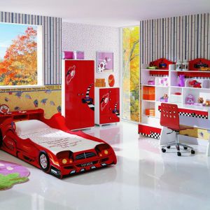 Łóżko dziecięce w kształcie wyścigowego samochodu to nie tylko kolorowa ozdoba pokoiku, ale także mebel do zabawy. Fot. Kiddies Corner