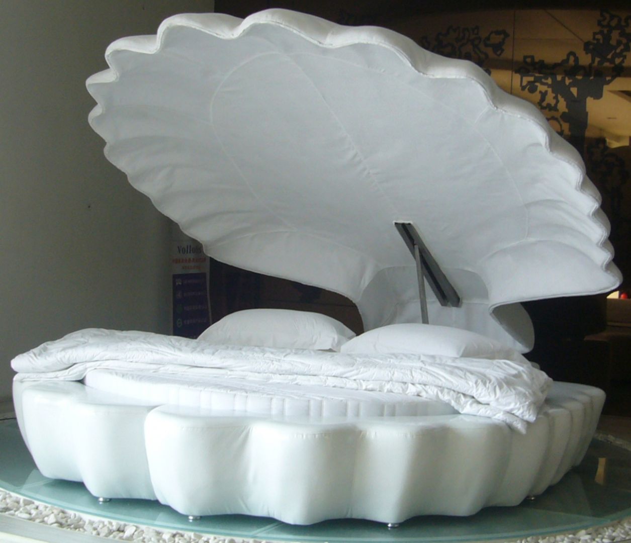 Białe łóżko w kształcie ostrygi, to idealny mebel, dla śpiochów, którzy lubią niekonwencjonalne rozwiązania
Fot. Paradisetluskaffki Blog