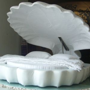 Białe łóżko w kształcie ostrygi, to idealny mebel, dla śpiochów, którzy lubią niekonwencjonalne rozwiązania
Fot. Paradisetluskaffki Blog