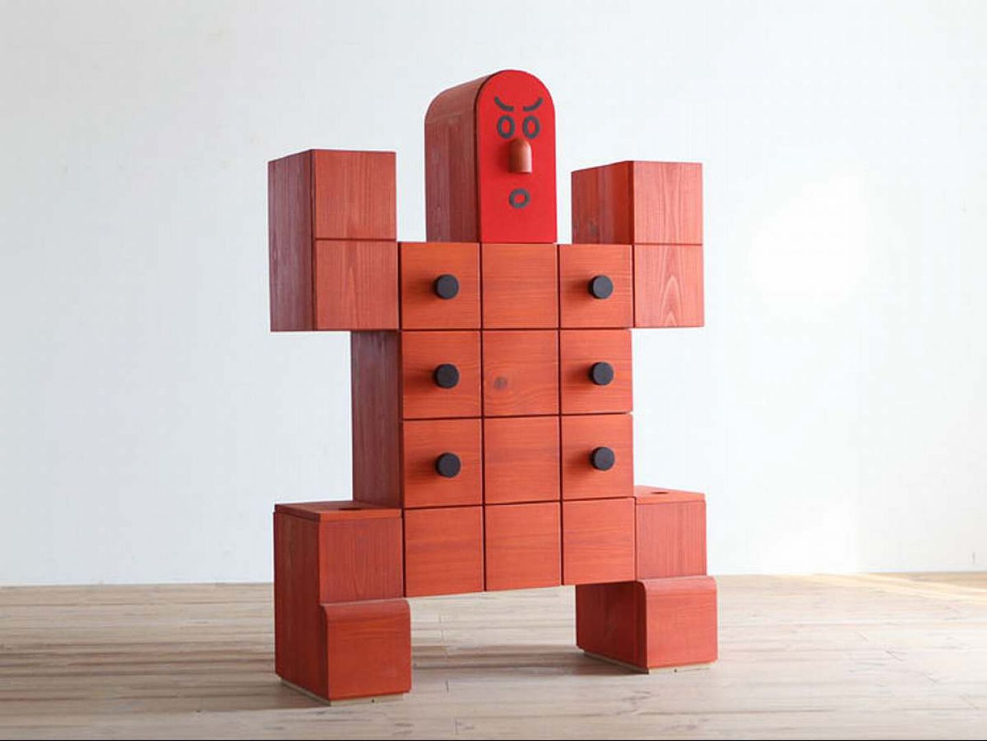 Drewniane szafki w kształcie robota.
Fot. Archiwum  