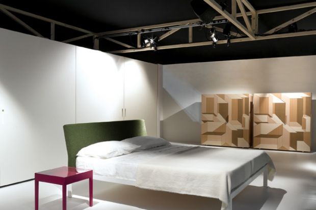 Piero Lissoni zaprojektował łóżko "D.Blue", którego znakiem rozpoznawczym jest neutralne i lekkie wzornictwo. Delikatnie wygięty zagłówek to dodatkowy atut modelu.