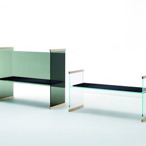 Kolekcja "Diapositive" to ławka, sofa, biurko wysokie i niskie oraz niewielka biblioteka. Producent: Glas Italia. Fot. Glas Italia. 