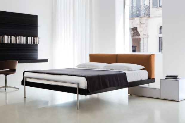 Modne, nowoczesne łóżka najczęściej prezentują formę geometryczną, ale też nie brakuje modeli o miękkich, zaokrąglonych kształtach. Tak czy inaczej, wyróżniają się głównie dynamiczną i zdecydowaną linią.