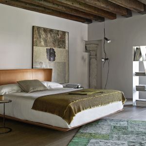 Łóżko "Alys" marki B&B Italia. Rama łóżka delikatnie zagina się do wewnątrz, tworząc przyjemne otoczenie. Fot.  B&B Italia.