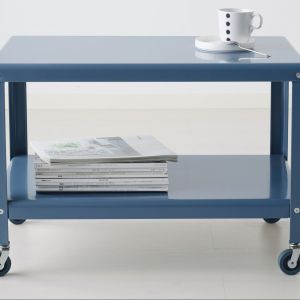 Miłośnicy industrialnej stylistyki z pewnością polubią stolik wykonany z metalu. Na zdjęciu stolik "PS 2012" marki IKEA. Cena: 149 zł. Fot. IKEA