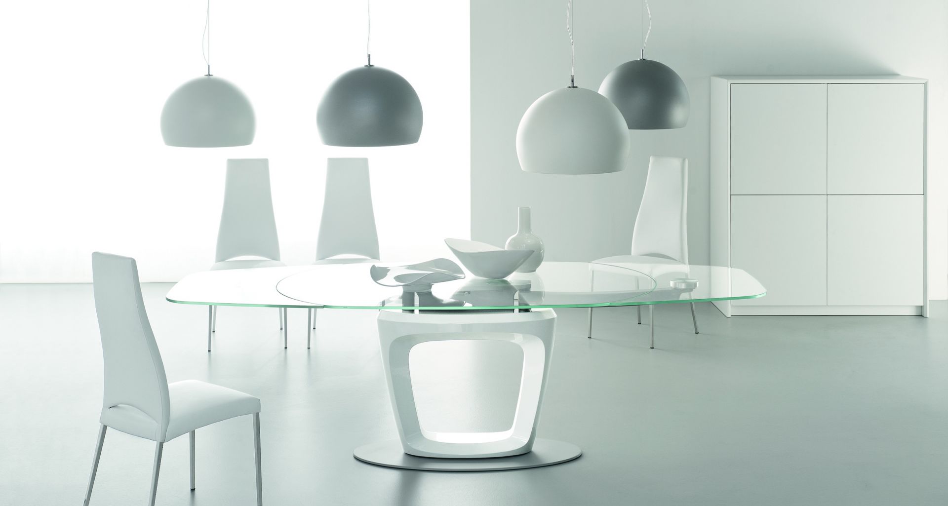Stół ze szklanym blatem wpisuje się w minimalistyczną aranżację. Fot. Calligaris
