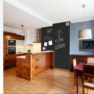 Kuchenna przestrzeń i farba tablicowa to dobre połączenie. W kuchni zawsze jest coś do zapamiętania, co warto sobie zapisać. Fot. Primacol Decorative