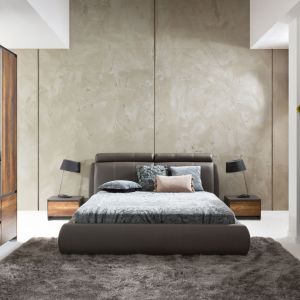 Sypialnia Fini, firmy Black Red White to wygodne łóżko tapicerowane, które dzięki masywnemu wezgłowiu zapewnia wyjątkowy komfort.
Fot. BRW
