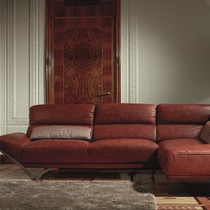 Sofa "Rapsodia" ma piękny rudo czerwony kolor i zachwyca jakością wykonania. Doskonały  mebel do eleganckiego salonu. Wycena indywidualna. Fot. Kler