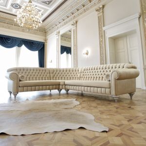 Narożnik "Diva" marki Aris Mebel to kwintesencja elegancji. Taka sofa pasuje do wnętrz stylizowanych na francuskie dworki. Fot. Aris Mebel