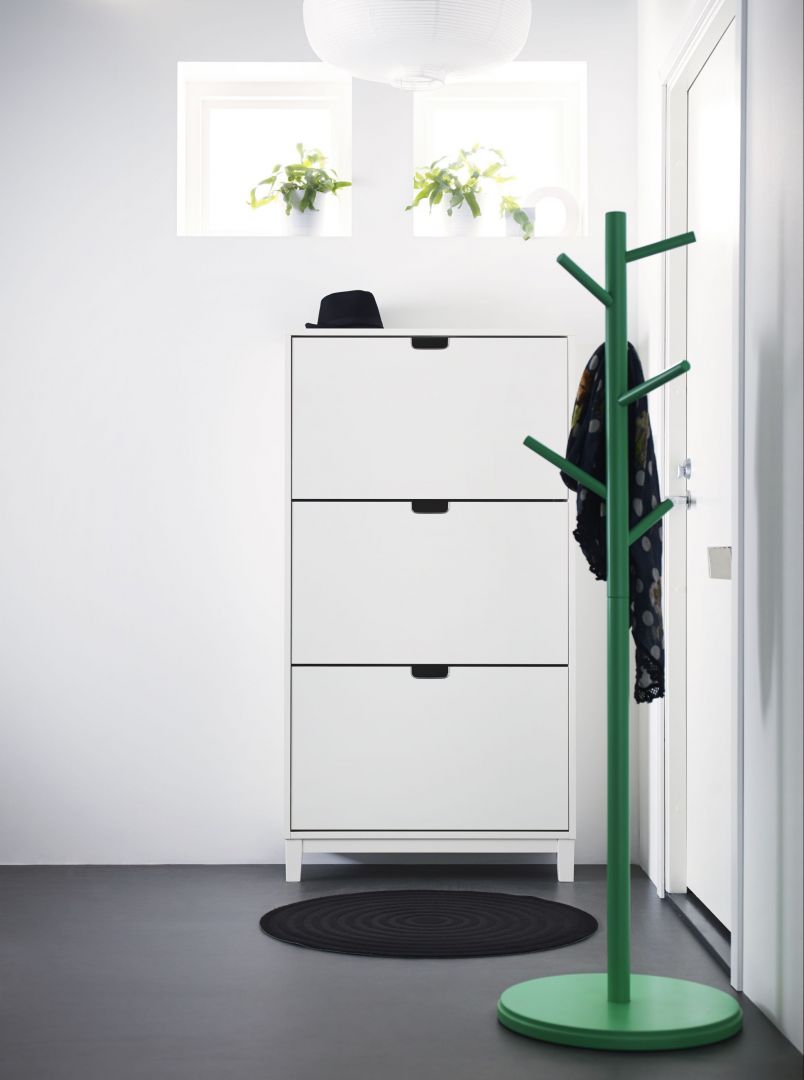Półki do przechowywania obuwia to praktyczne rozwiązanie do przedpokoju. Fot. IKEA