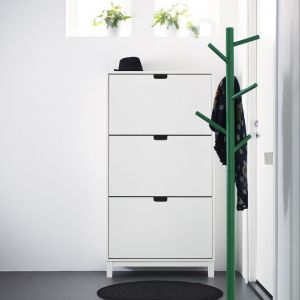 Półki do przechowywania obuwia to praktyczne rozwiązanie do przedpokoju. Na zdjęciu propozycja marki IKEA. Fot. IKEA