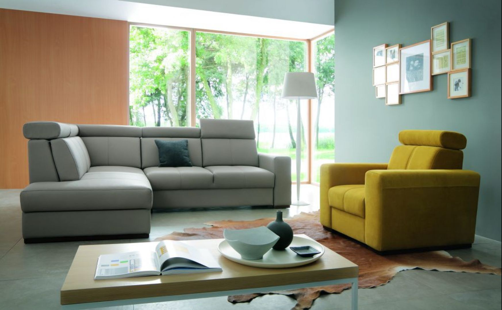Dzięki łączeniu innej kolorystyki fotela i narożnika z tej samej kolekcji można stworzyć ciekawy design w domu. Fot. Wajnert Meble