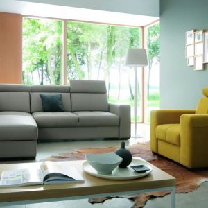 Dzięki łączeniu innej kolorystyki fotela i narożnika z tej samej kolekcji można stworzyć ciekawy design w domu. Fot. Wajnert Meble