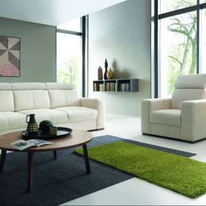 Biała sofa Aspen rozjaśni salon. Dobrze wygląda w komplecie z białym fotelem. Fot. Wajnert Meble