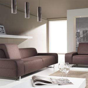 Minimalistyczna sofa "Como" Jest idealnym rozwiązaniem do nowoczesnego wnętrza, które nie potrzebuje miejsca do spania. Jej spora konstrukcja utrzymuje się na cienkich, stalowych nóżkach. Cena ok. 1.700 zł Fot. Bydgoskie Meble