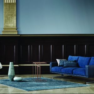 Nowoczesna sofa "Carlton" dostępna jest w wielu kolorach, a także w skórzanej tapicerce. Fot. BoConcept
