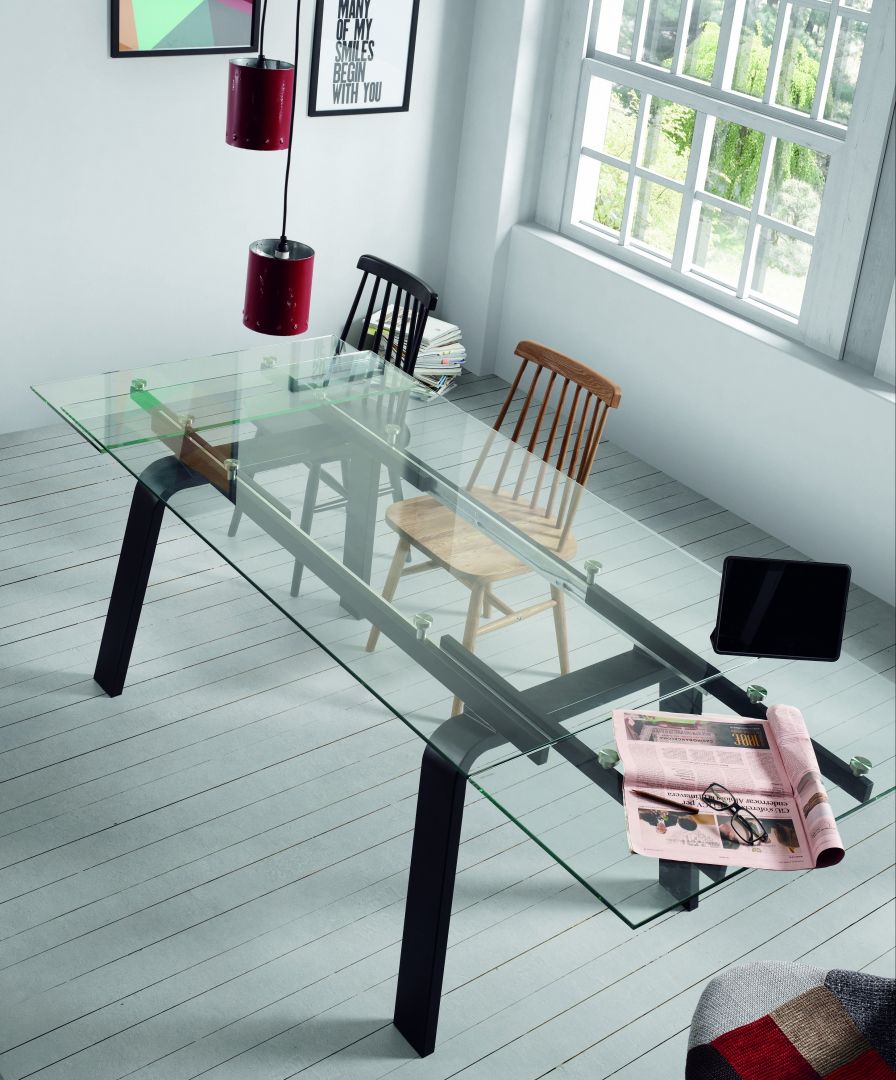 Stół o szklanym blacie dobrze prezentuje się w nowoczesnych wnętrzach. Producent: La Forma. Oferta: Le Pukka concept store. Fot. Archiwum. 