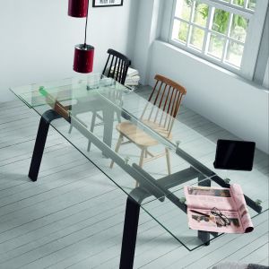 Stół o szklanym blacie dobrze prezentuje się w nowoczesnych wnętrzach. Producent: La Forma. Fot. Le Pukka